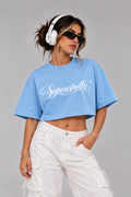Crop Top Superestrella Celeste - frente, modelo