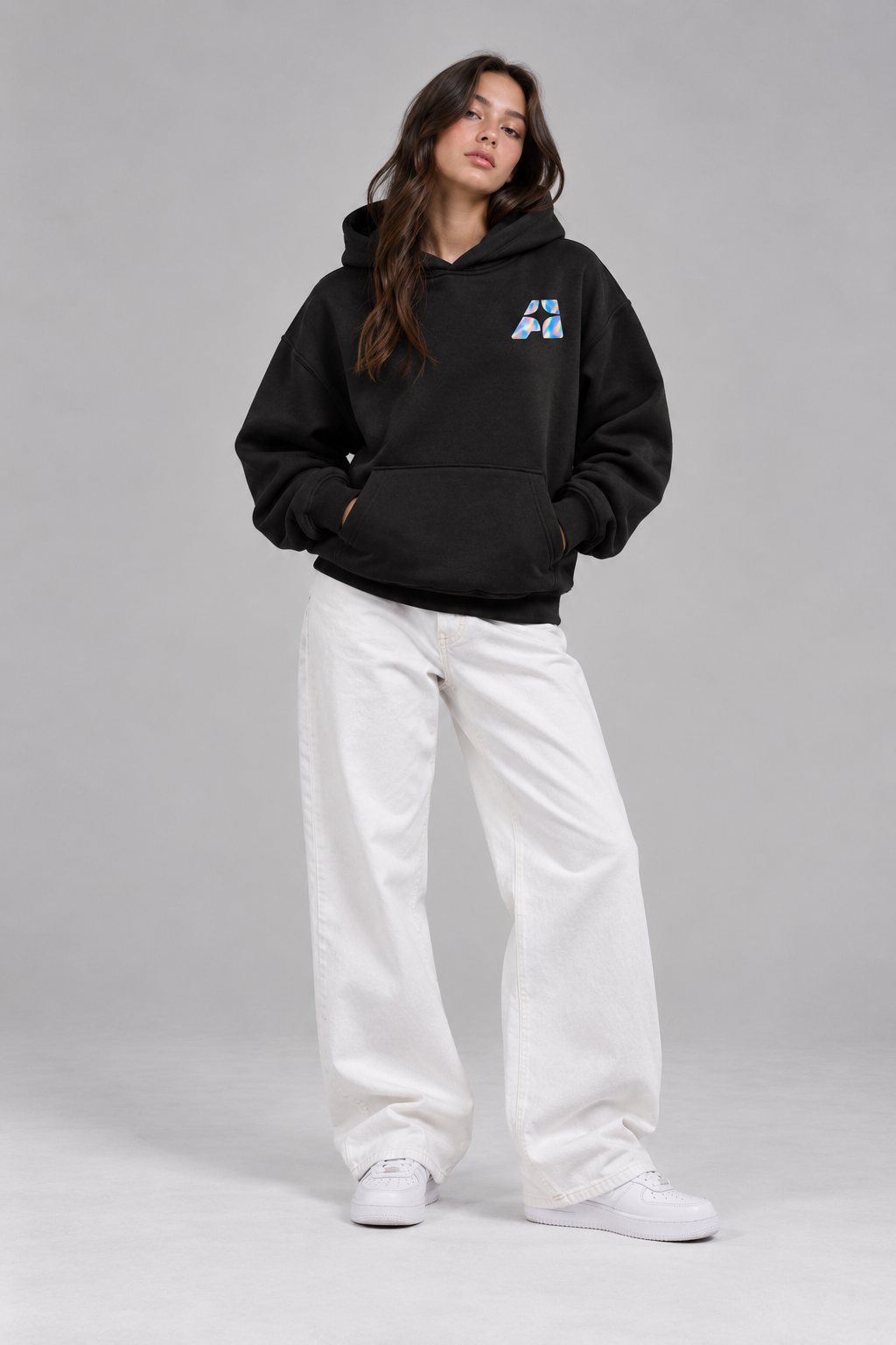 Hoodie Aitana Negro - frente, modelo